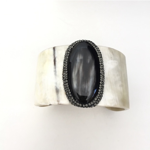 Buffalo Beige Horn w Black Onyx Center Embellished Rhinestone Cuff Bracelet - Picture 3 of 10